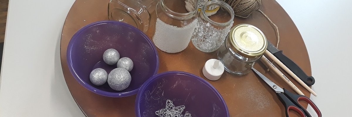 Hobbythekangebot in der Adventszeit Auf einem großen Teller liegt Bastelmaterial