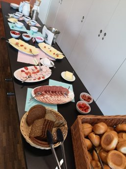 Frühstücksbüffet beim Stadtteilfrühstück Mehrere Platten und Schüsseln sind mit Lebensmitteln gefüllt