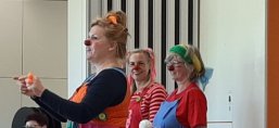 Klinikclowns beim Stadtteilfrühstück im Mai 2023 Drei Clowninnen in Aktion