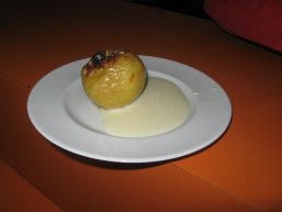 Jahresabschluss im Plaudertreff mit Bratapfel essen Ein Teller mit einem Bratapfel mit Vanillesoße