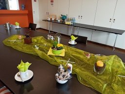 Plaudertreff Ein gedeckter und dekorierter Tisch ist zu sehen
