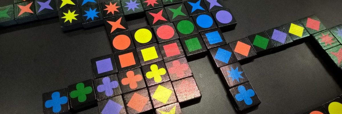 Quwirkle Man sieht bunte Spielsteine aus Holz