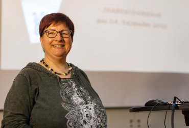 Birgit Korn-Möckel im Saal vor der Leinwand