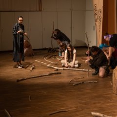 Eine Gruppe von Menschen arbeitet mit Holz
