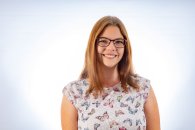 Stefanie Lahm Bildbeschreibung: Stefanie Lahm, junge Frau mit roter Brille lächelt in die Kamera